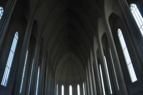O belo interior da catedral luterana de Reykjavik, na Islândia